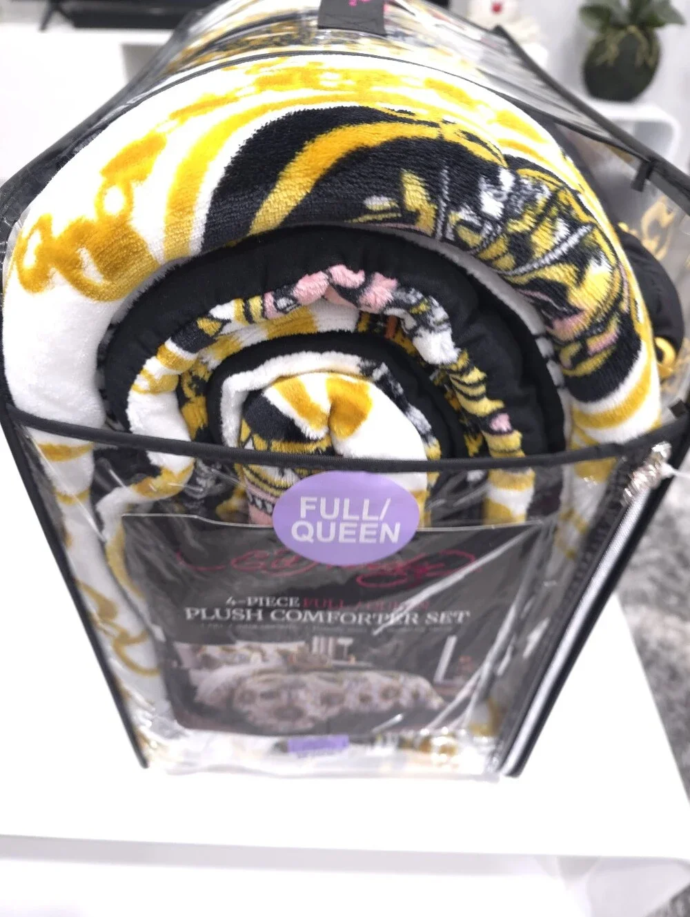 Ed Hardy Queen 4 Piece Luxurious Tiger Gold Chain Plush Comforter Set New